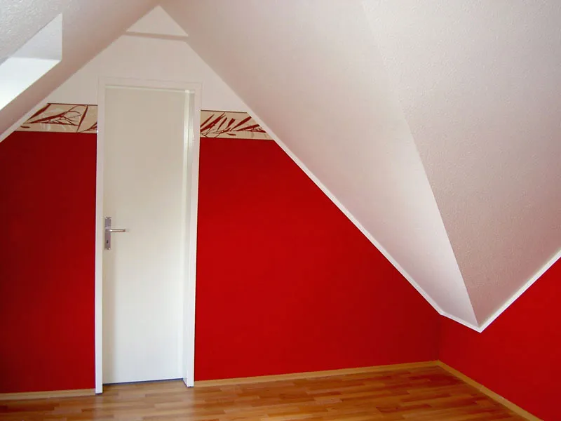Dachschräge mit roten Wandflächen