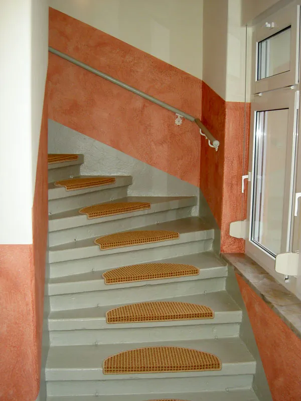 Treppenaufgang in Terrakotta