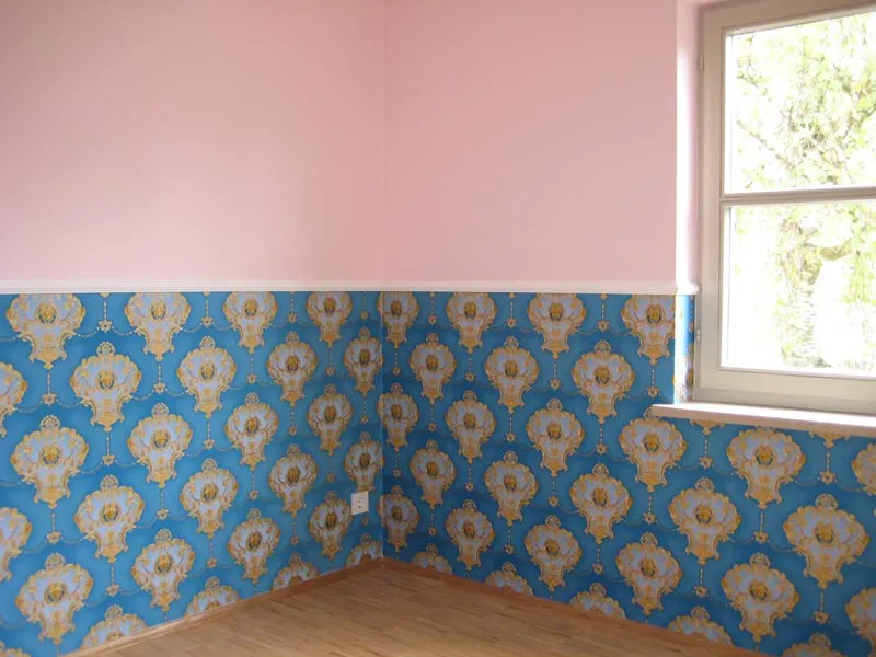 Blaue Ornamenttapete als Sockel